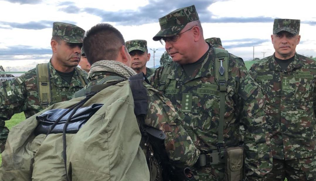 Comandante de las Fuerzas Militares, general Helder Giraldo (c), saluda a soldado que fue evacuado de la zona de combates.