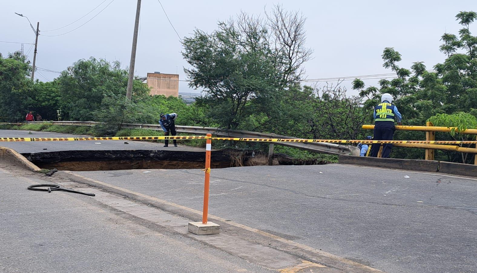 Agentes del Tránsito de Soledad inspeccionan el puente.