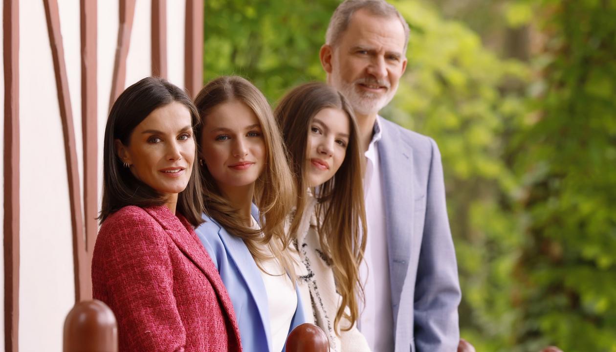 Los reyes Felipe y Letizia junto a sus hijas.