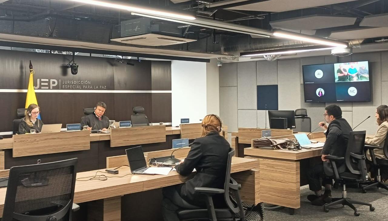 Sala de Amnistía de la JEP reunida este jueves