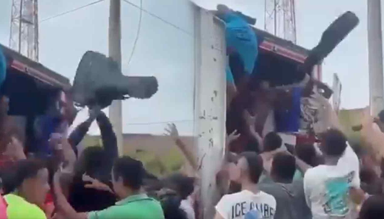 Personas saquearon al furgón, después de que este tuvo un accidente.