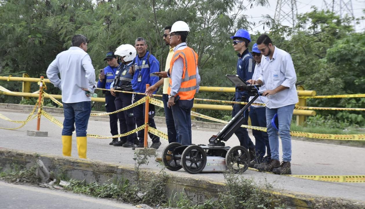 Ingenieros de la Triple A en el lugar del accidente.