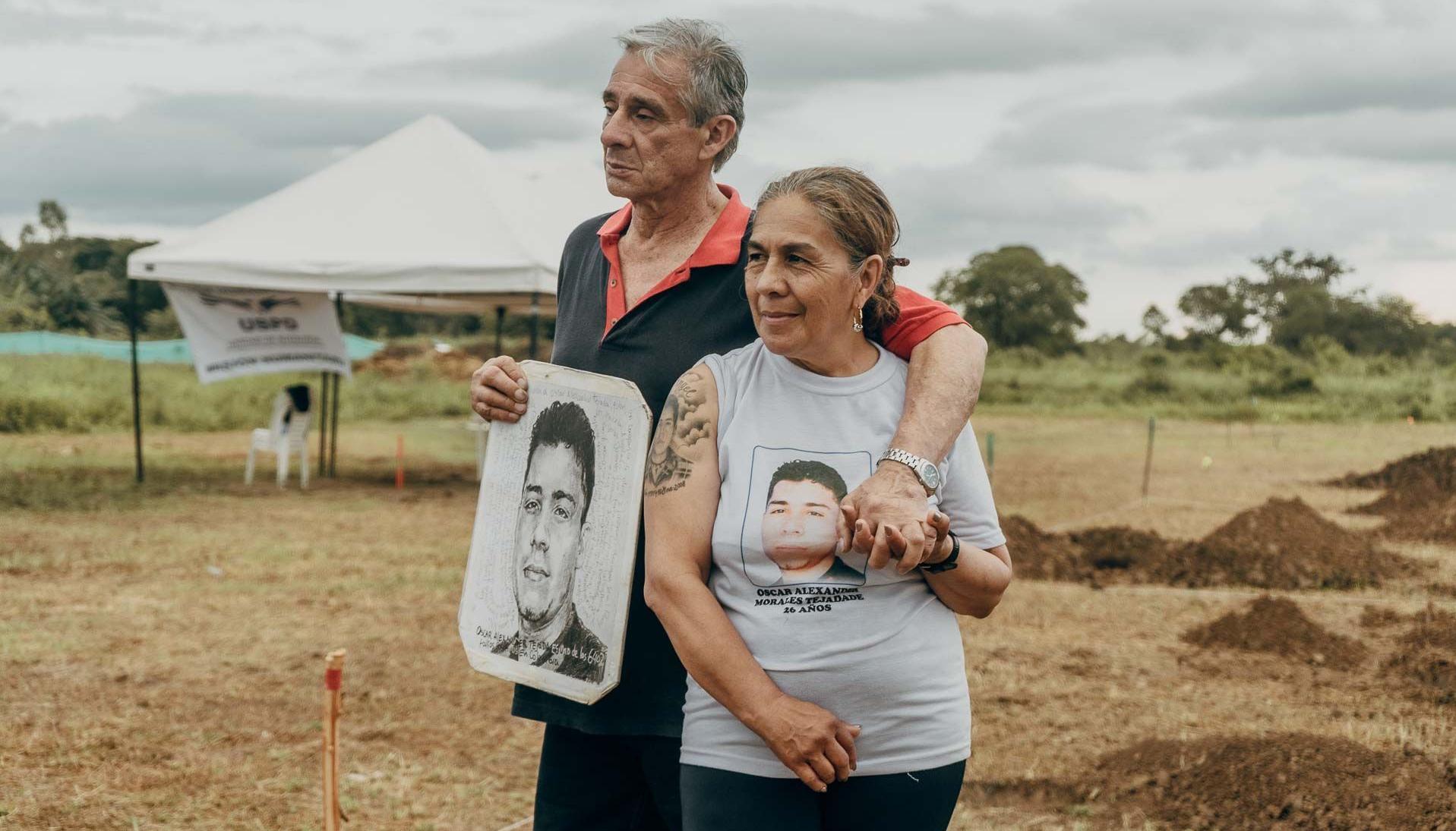 Padres de uno de los jóvenes asesinados por el Ejército.