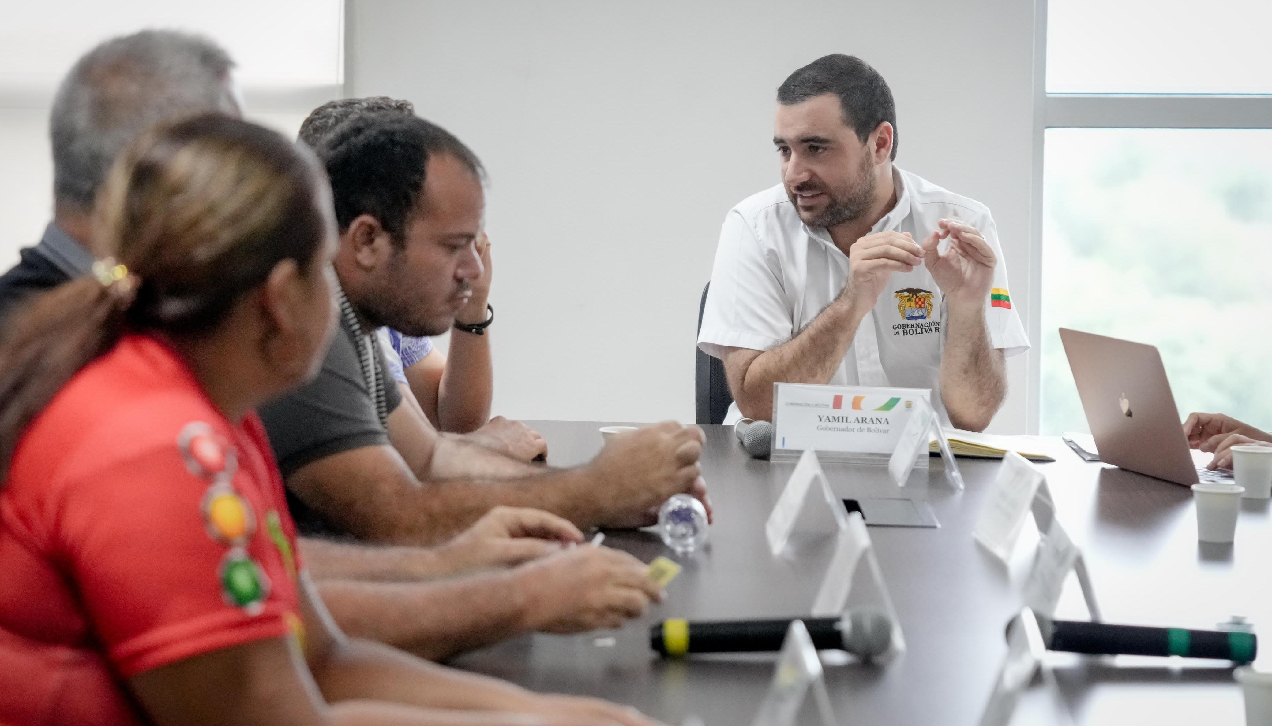 El gobernador Yamil Arana con miembros del Comité Anti Peajes y transportadores de Bolívar