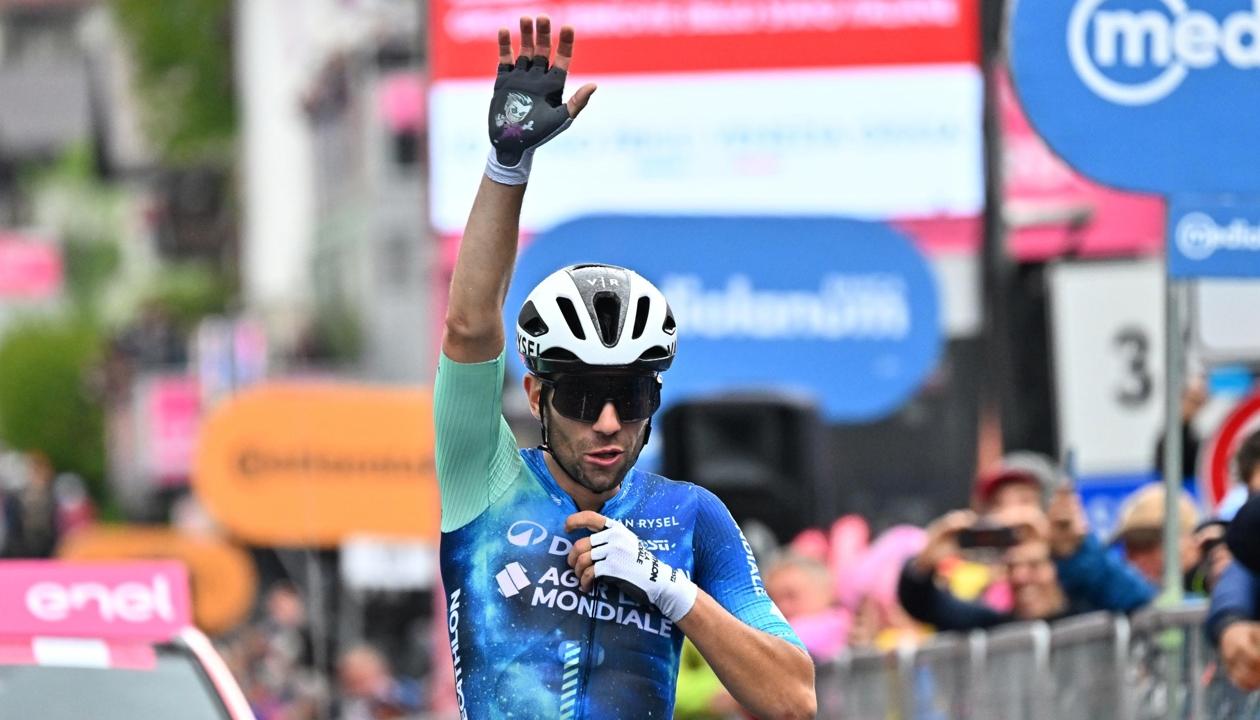 El italiano Andrea Vendrame logró la segunda victoria de su carrera en el Giro. 