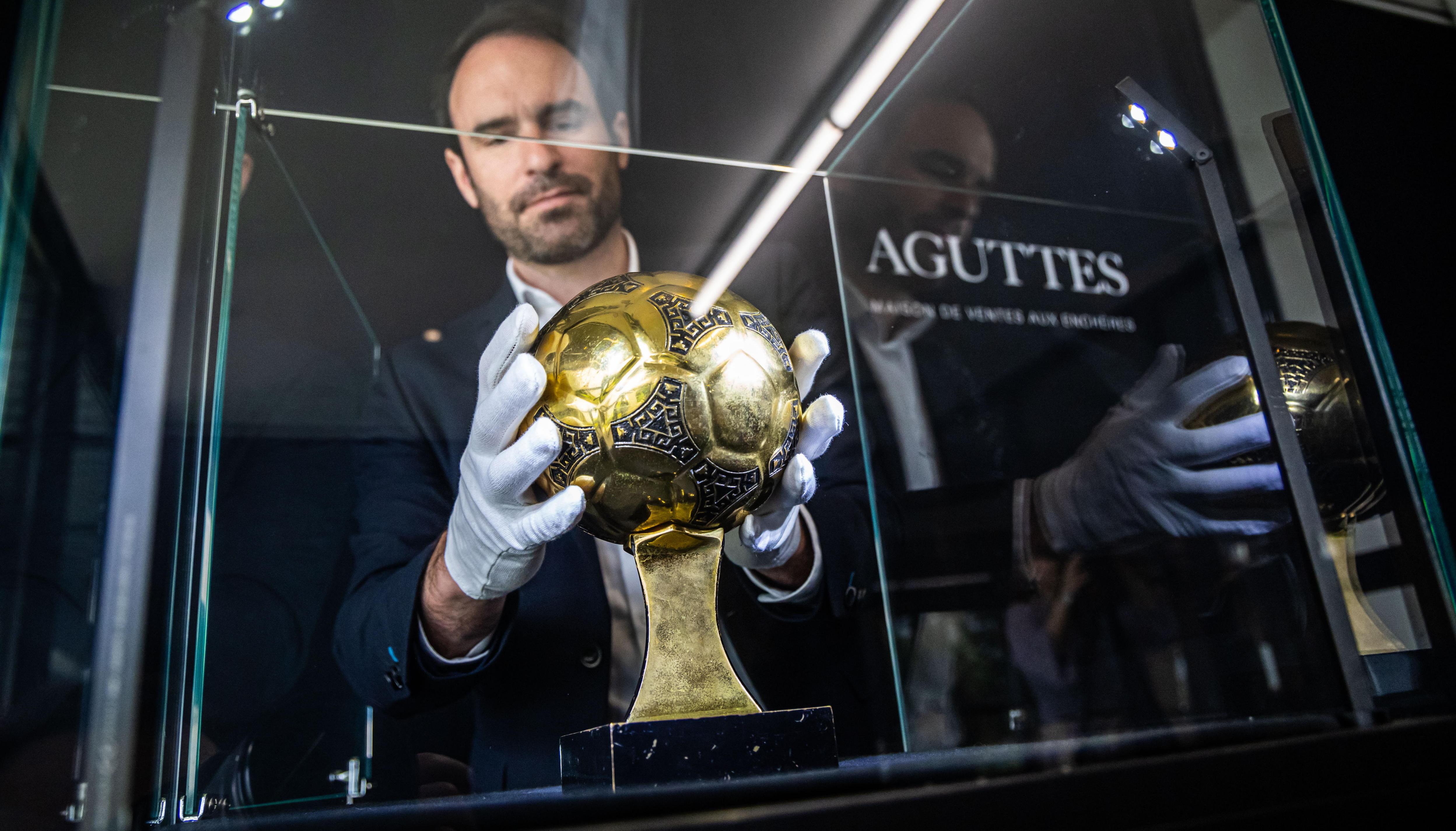 François Thierry, experto en objetos deportivos de Aguttes, con el Balón de Oro de Maradona. 