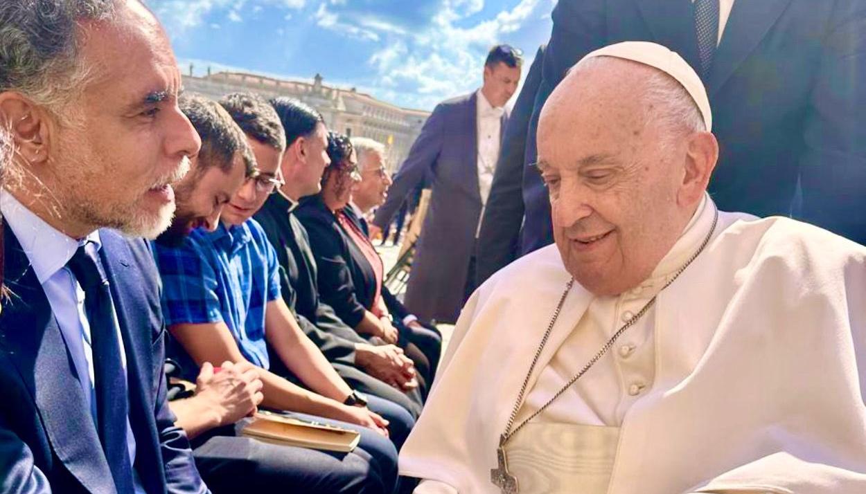 El embajador ante la FAO, Armando Benedetti, recibe la bendición del Papa.