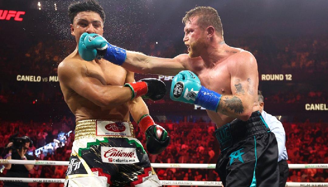 La derecha de 'Canelo' Álvarez entra plena en el rostro de Jaime Mungía. 
