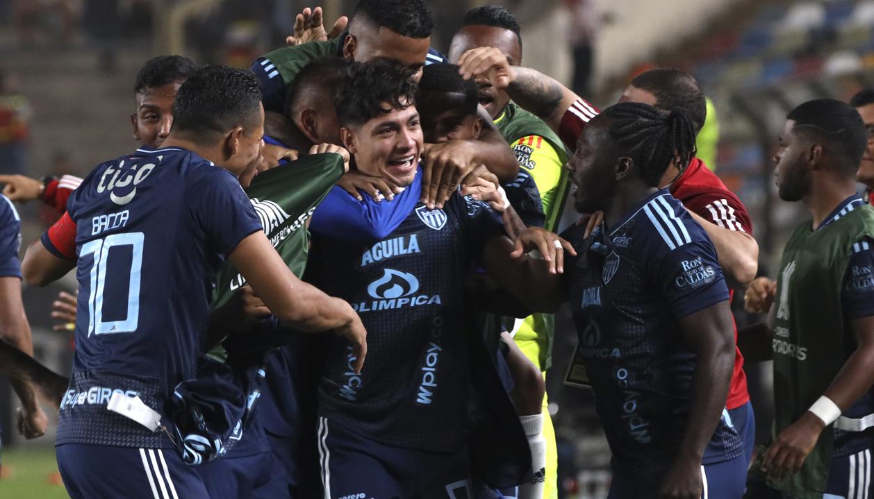 Bryan Castrillón es felicitado por sus compañeros tras su golazo a Universitario.  