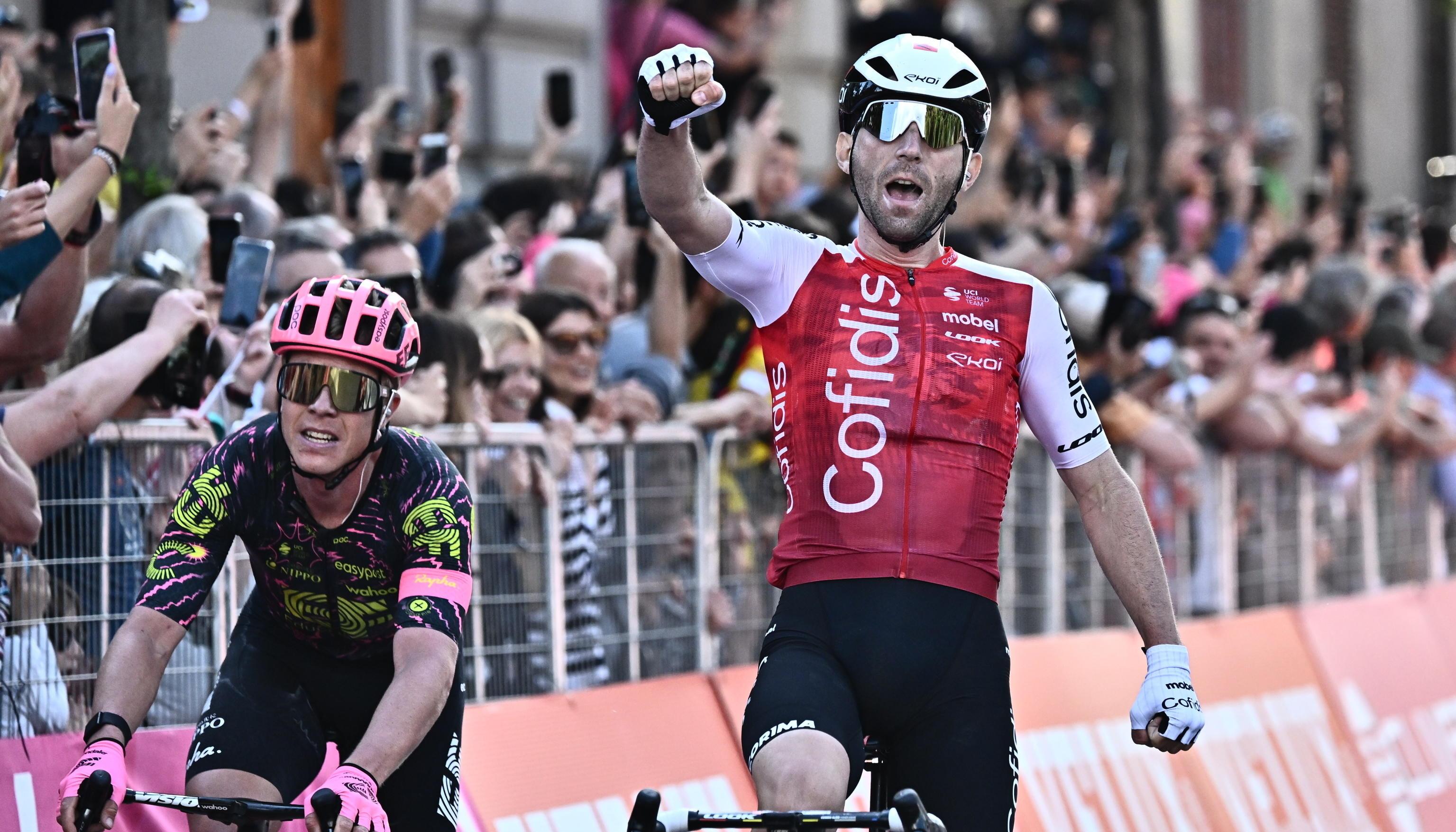 El francés Benjamin Thomas cruza la meta primero que el danés Michael Valgren. 