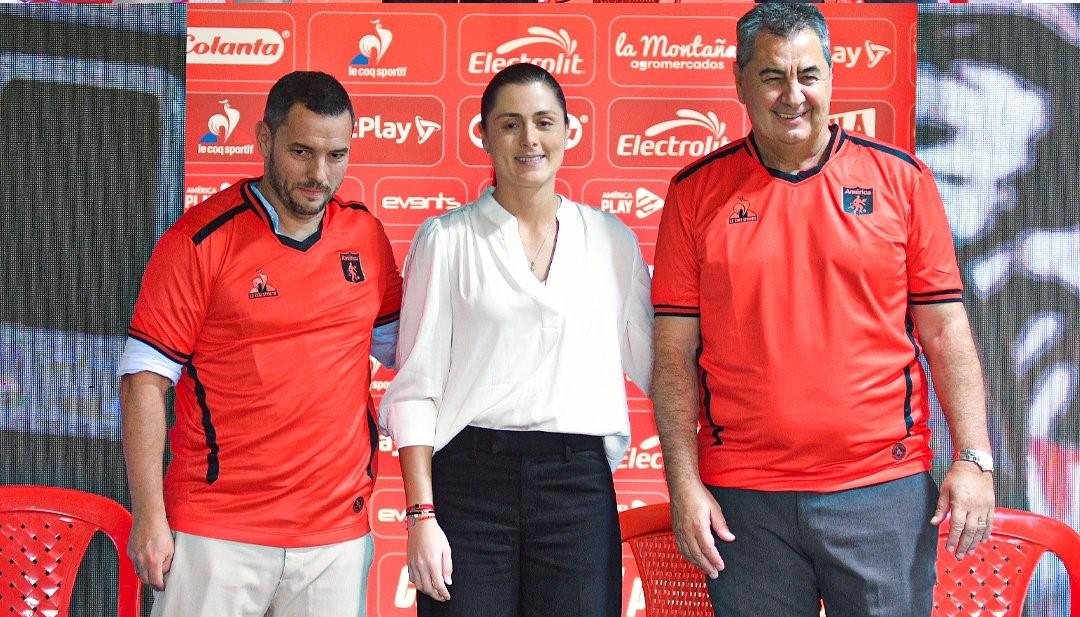 Jorge Da Silva, nuevo técnico del América, con la presidenta Marcela Gómez y su preparador físico Manuel Cabrera.