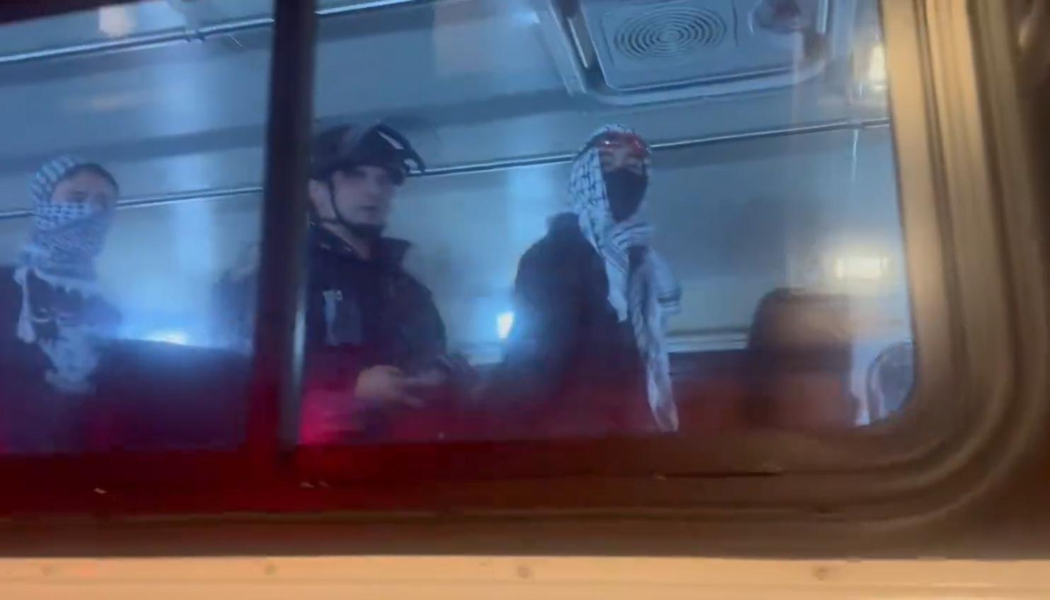 Algunos de los detenidos en la Universidad de Atlántico son transportados en vehículos de la Policía