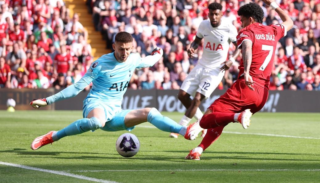 Mano a mano de Luis Díaz con el portero del Tottenham,  Guglielmo Vicario.