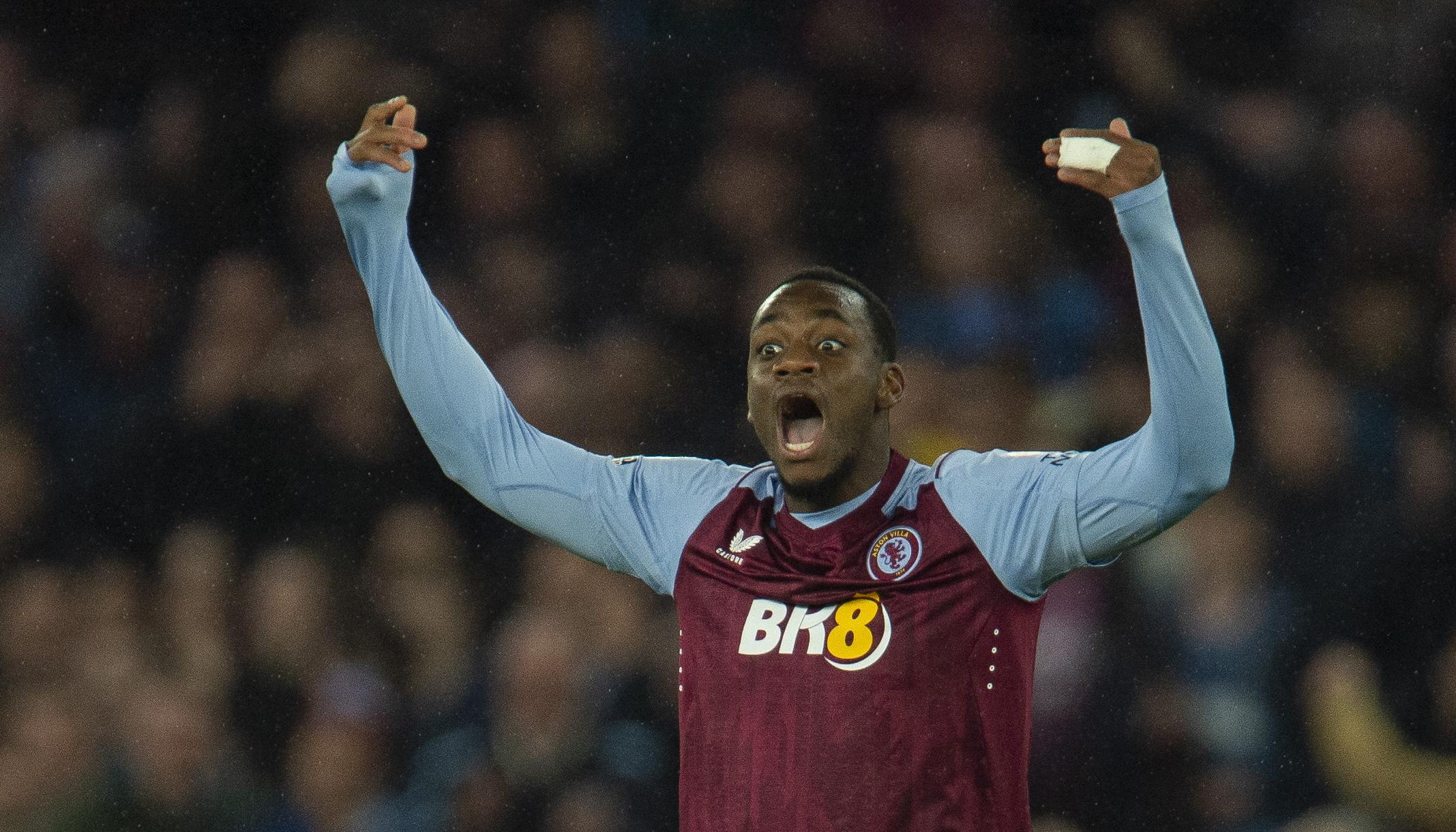 Jhon Jáder Durán celebra el gol del empate del Aston Villa, segundo en su cuenta personal. 