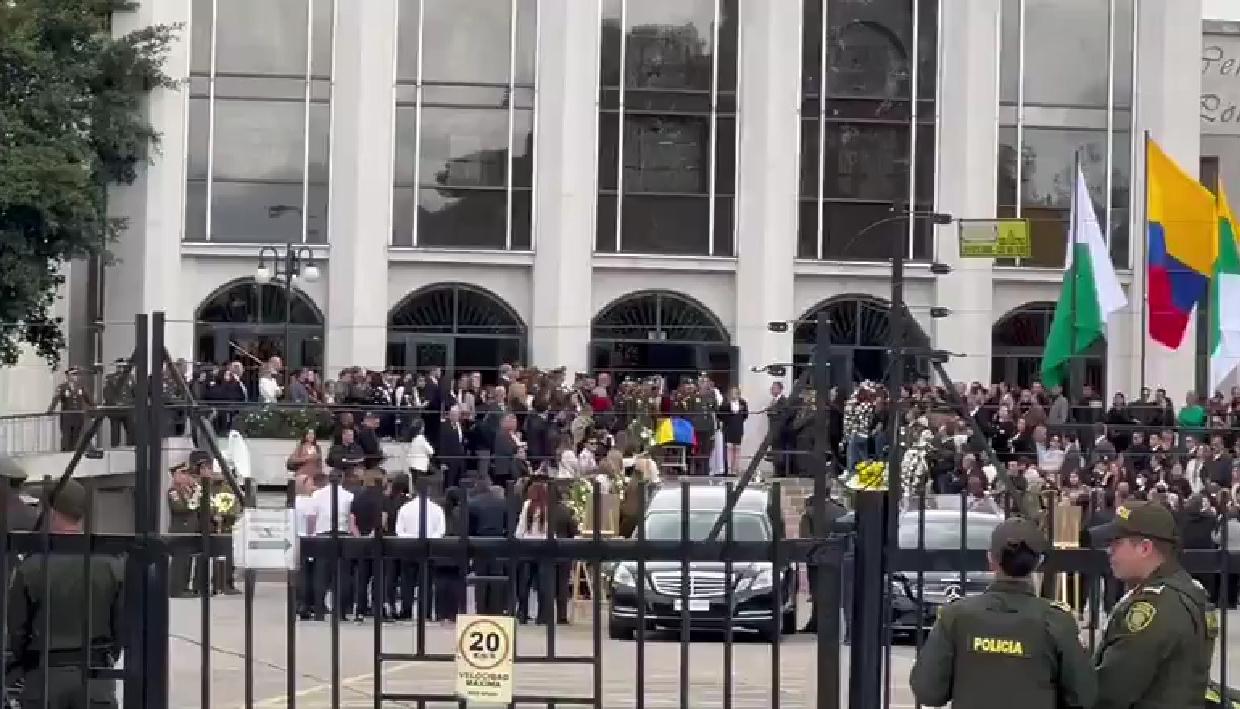 Las exequias del coronel Elmer Fernández se cumplieron en la parroquia de la Policía Nacional en Bogotá
