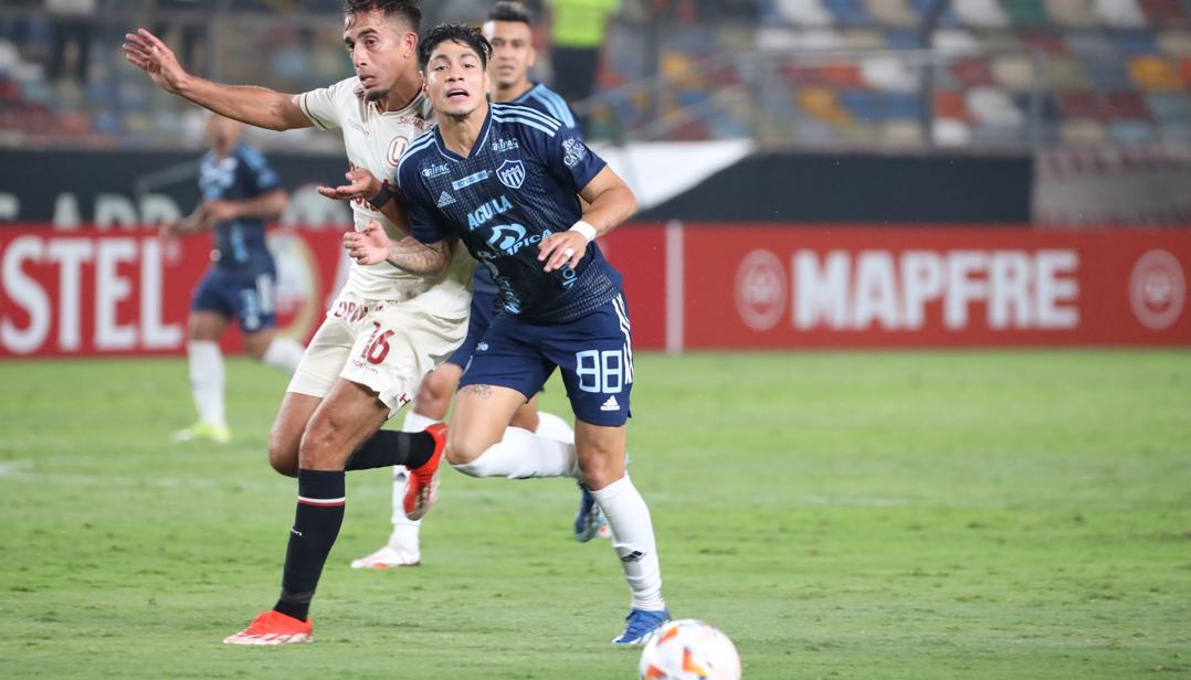 Bryan Castrillón, autor del gol de Junior disouta una pelota con Martín Pérez Guedes.