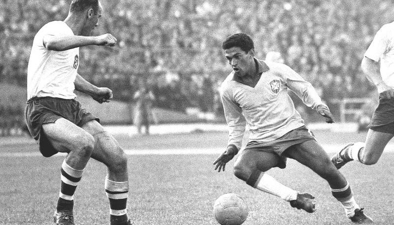 Garrincha jugando con la selección Brasil, con la que fue campeón mundial en 1956 y 1962. 