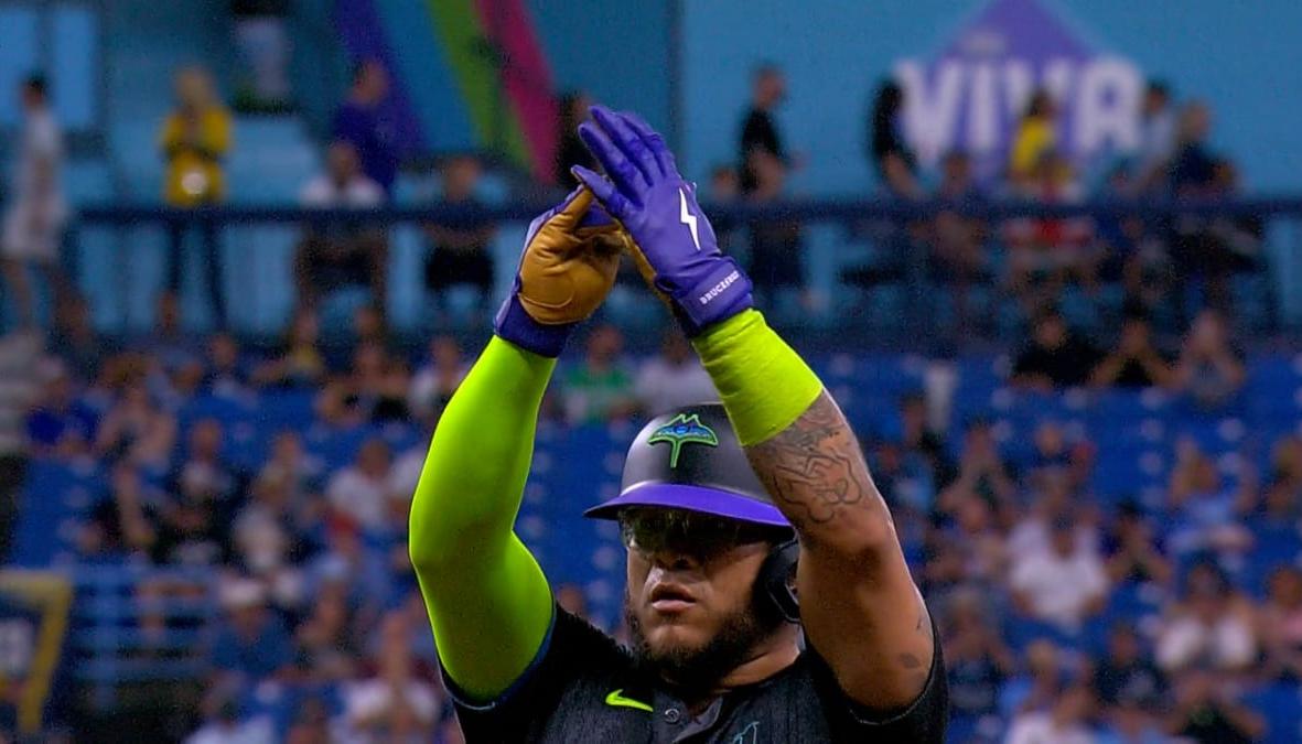 Harold Ramírez celebra tras conectar un imparable ante los Medias Blancas.  