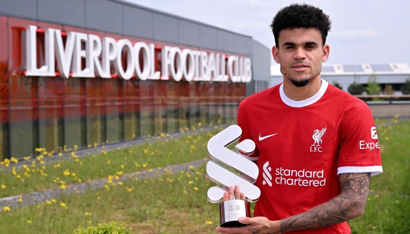 Luis Díaz con el trofeo entregado por Standard Chartered, patrocinador del Liverpool.
