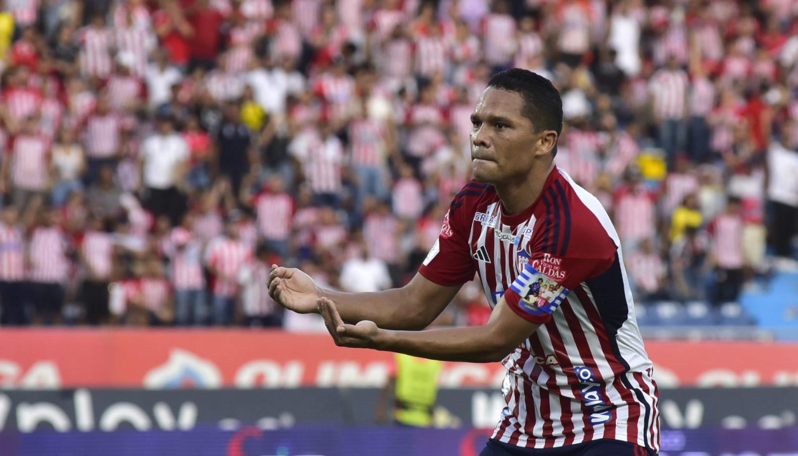 Carlos Bacca, máximo goleador del campeonato con 11 tantos. 