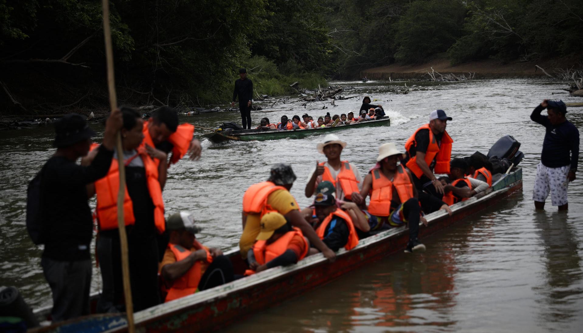 Migrantes llegan en canoas a una estación de recepción migratoria luego de cruzar la selva del Darién, en Lajas Blancas, Panamá