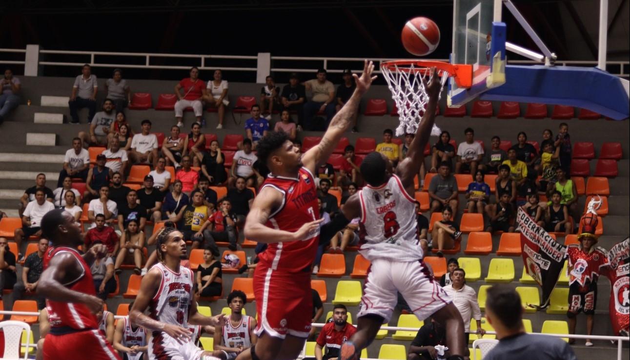 Kevin Masquita, de Motilones del Norte, anota ante Titanes. 