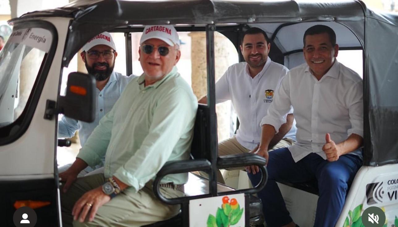 El gobernador Yamil Arana, el alcalde Dumek Turbay, el ministro de Minas, Carlos Camacho y el gerente de EPM, John Maya, en un motocarro eléctrico en Cartagena