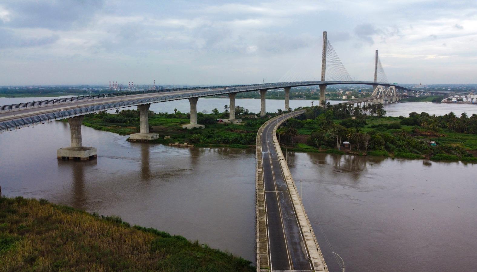 El nuevo y moderno puente Pumarejo inaugurado en el 2019, y al lado, la vieja estructura dada al servicio en 1974.