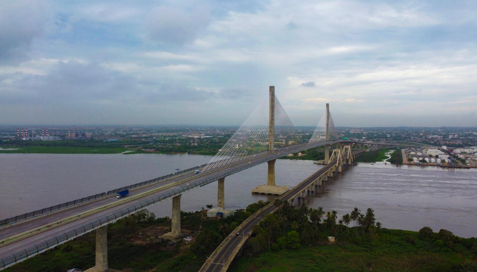 El puente Pumarejo inaugurado en 1974 y el moderno, el del año 2019.