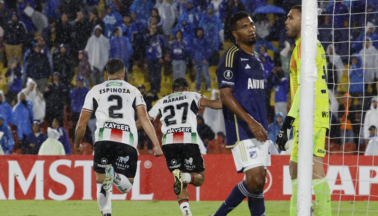 Junior Marabel (27) festeja el gol que le dio el empate a Palestino y sentenció la eliminación de Millonarios. 