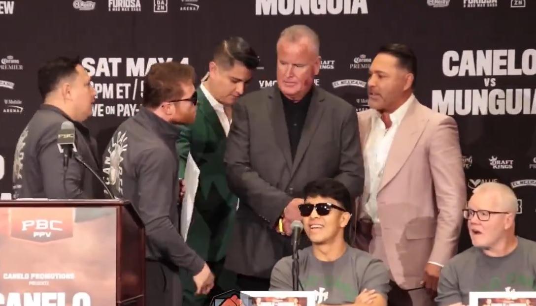 'Canelo' Álvarez por poco se va a las manos con De la Hoya durante la rueda de prensa en Las Vegas. 