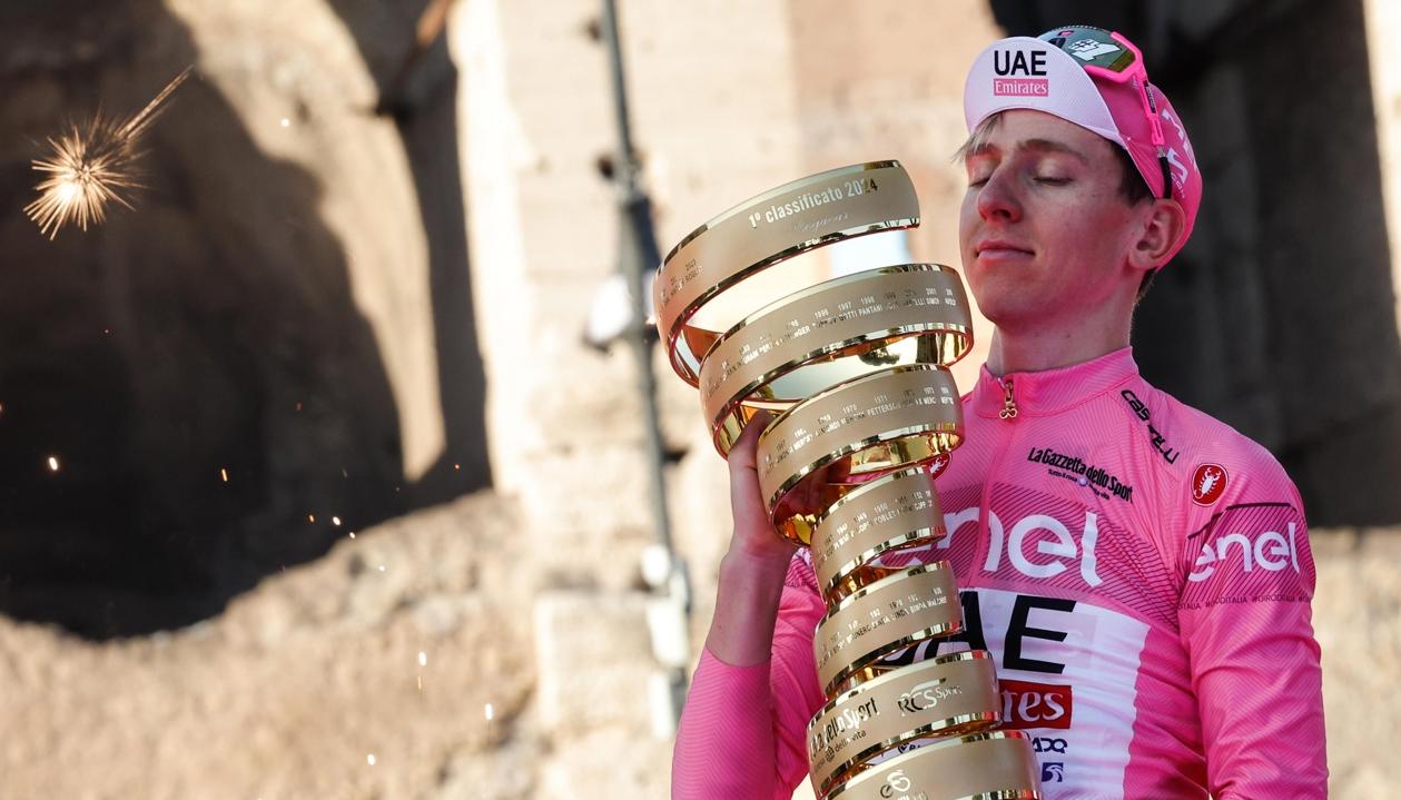 Tadej Pogacar con el trofeo de campeón del Giro de Italia 2024.
