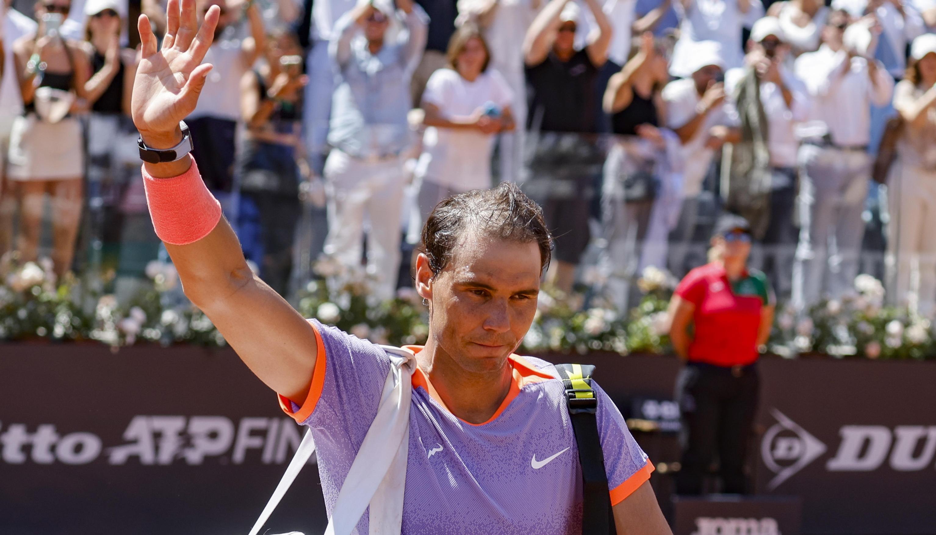 Rafael Nadal se despide del público tras caer eliminado ante el polaco Hubert Hurkacz.