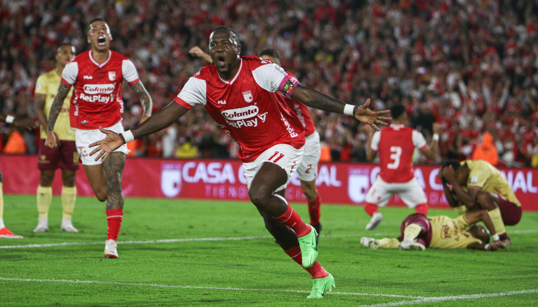 Hugo Rodallega celebra el gol con el cual le dio el triunfo a Santa Fe sobre Tolima. 