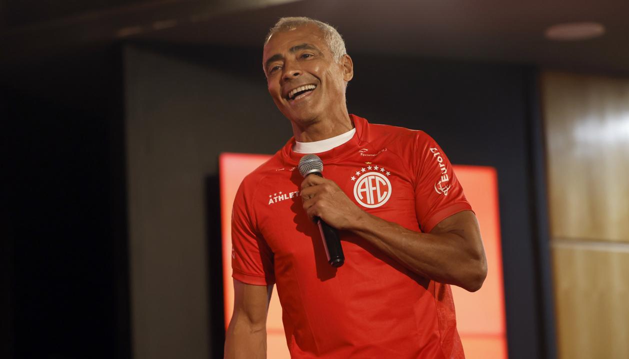 Romario, quien también es presidente del América, sueña con jugar con su hijo Romarinho. 