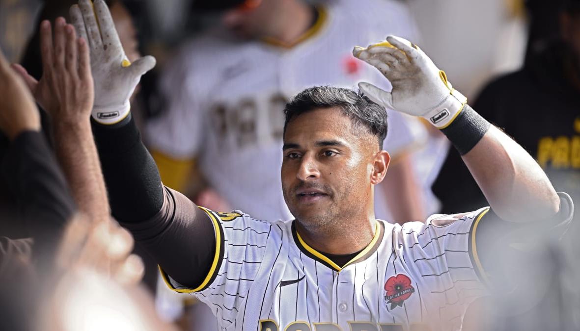 Dónovan Solano es felicitado en el dugout tras conectar jonrón para los Padres. 