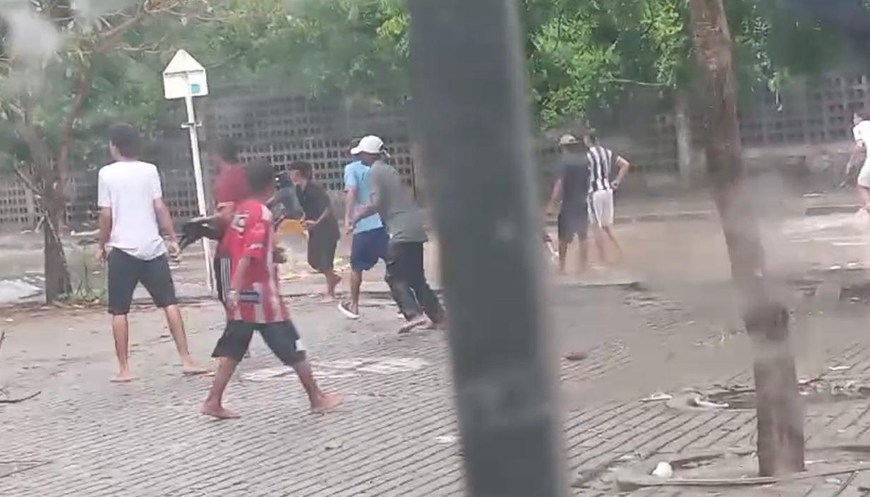 Enfrentamiento a piedras entre jóvenes. 