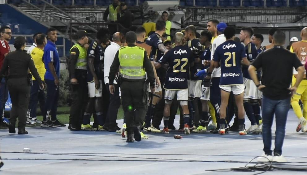 Los jugadores de Millonarios se le fueron encima al encargado de logística que le llamó la atención a Santiago Giordana.
