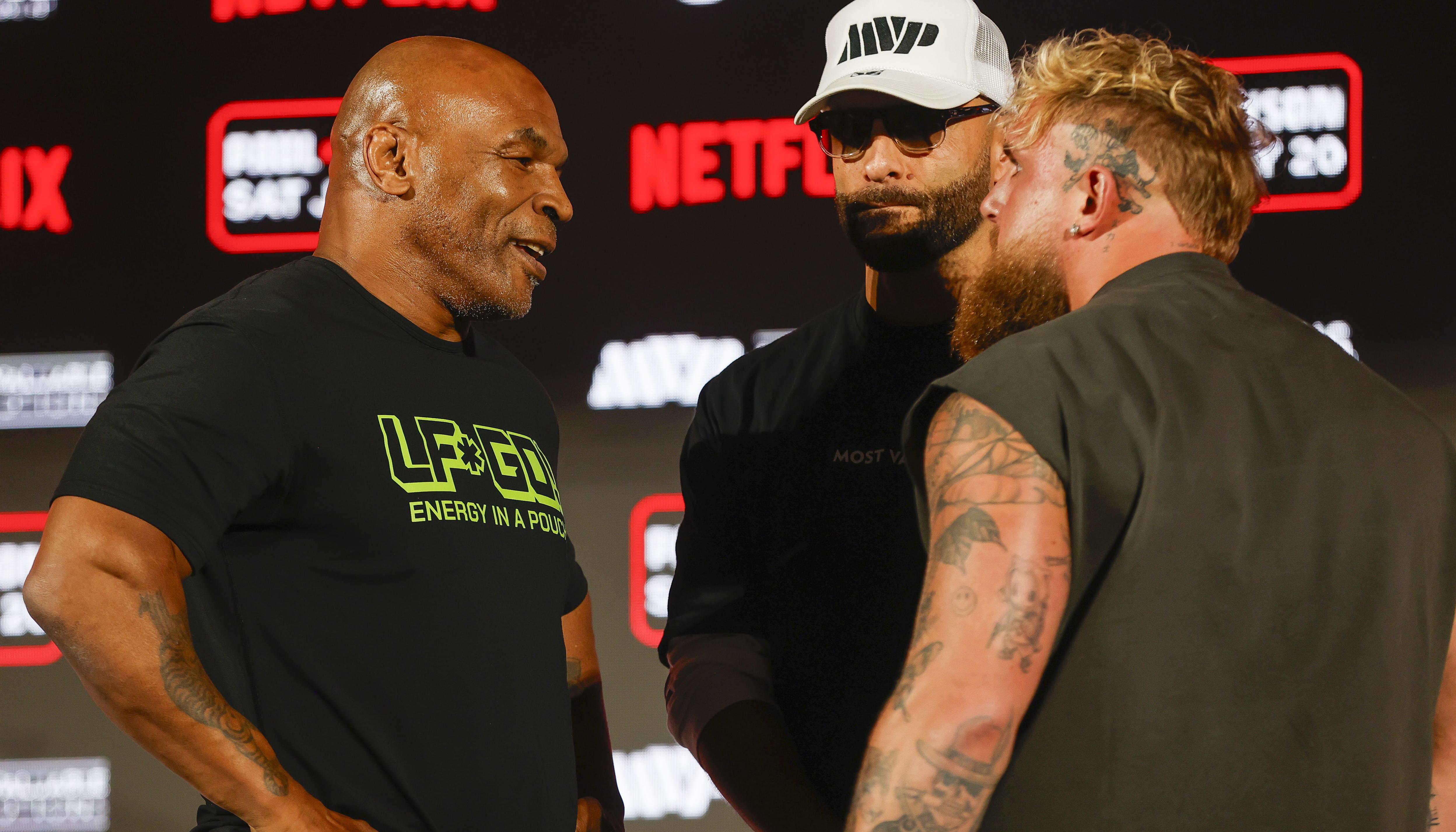 Mike Tyson con Jake Paul durante un evento promocional de su combate. 