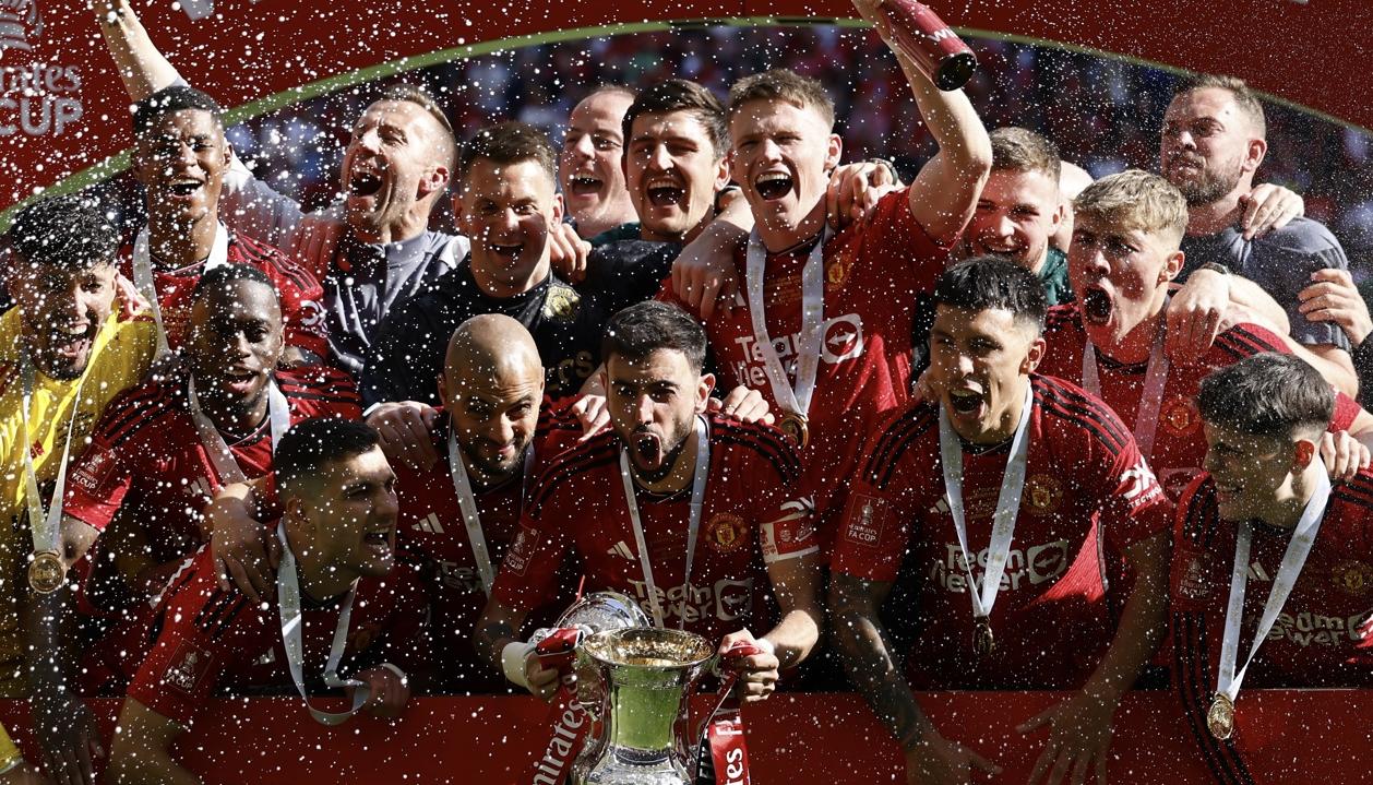 La euforia de los jugadores del Manchester United tras ganar la FA Cup después de ocho años. 