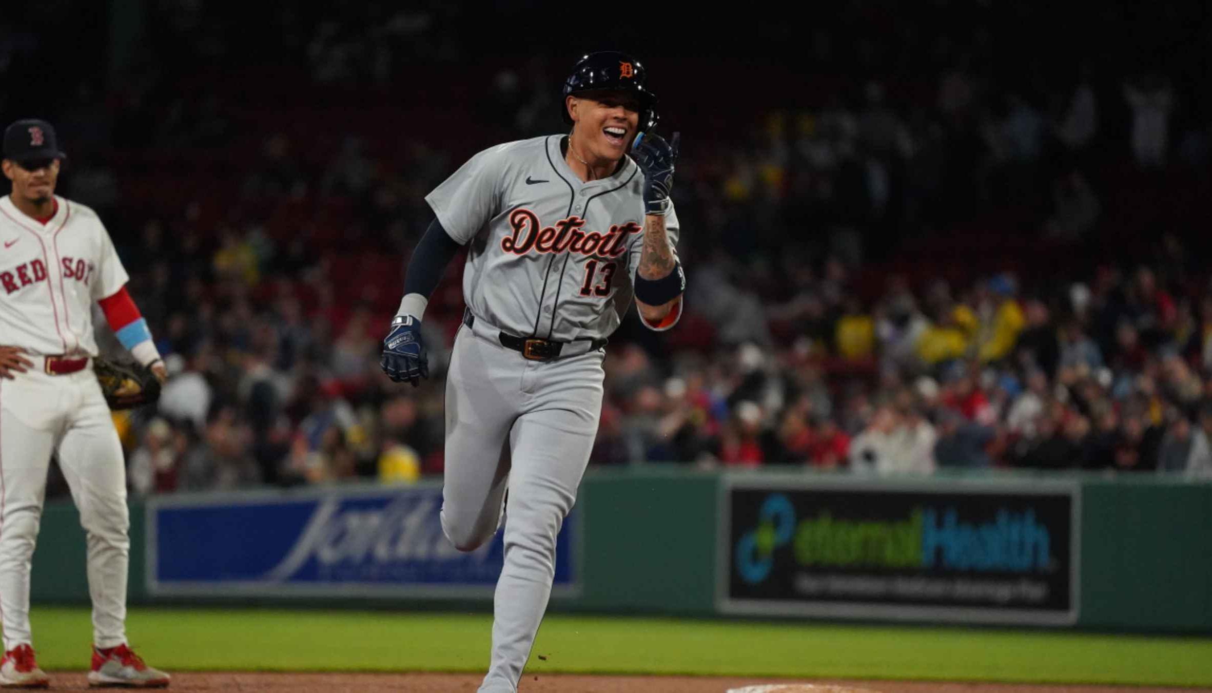 Gio Urshela en el recorrido de las bases tras conectar jonrón en el octavo inning.