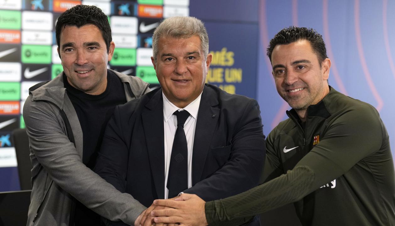 Xavi Hernández, con Deco y Joan Laporta, el pasado 24 de abril, cuando fue ratificado como entrenador del Barça.
