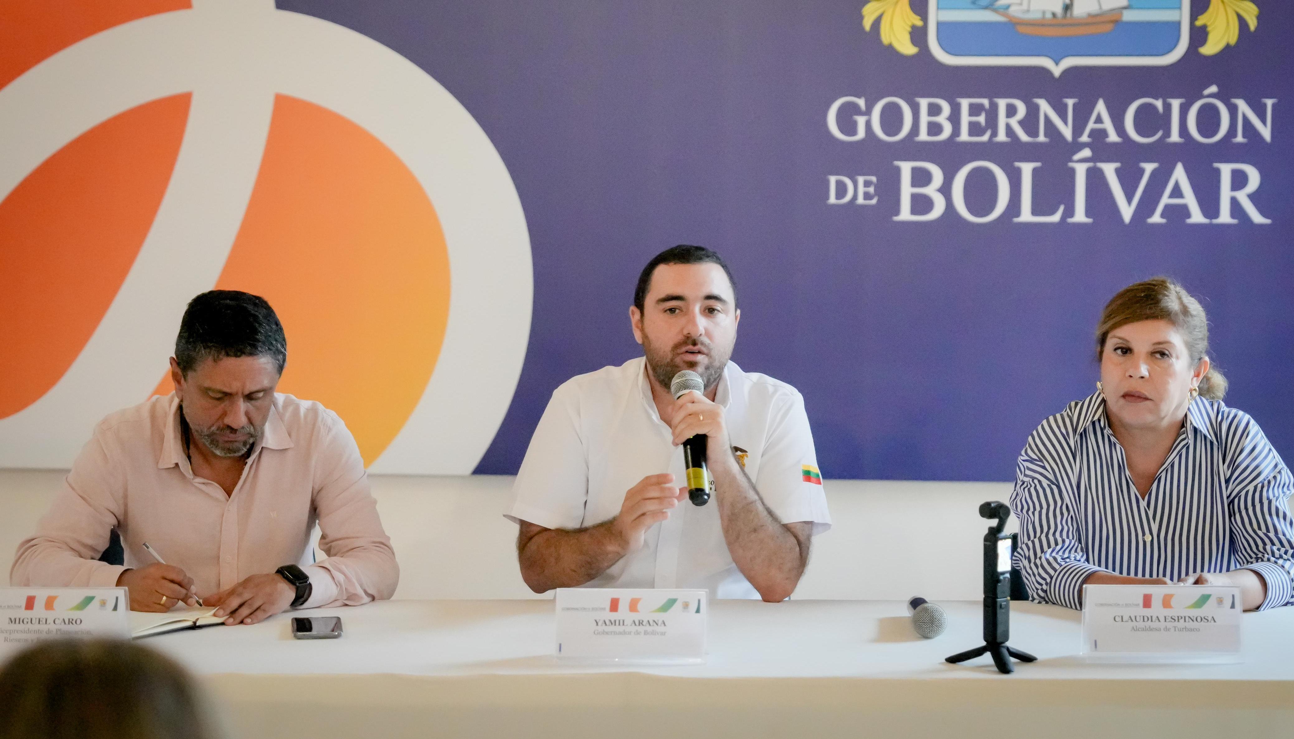 El gobernador Yamil Arana, entre el vicepresidente de la ANI Miguel Caro, y la alcaldesa de Turbaco, Claudia Espinosa 