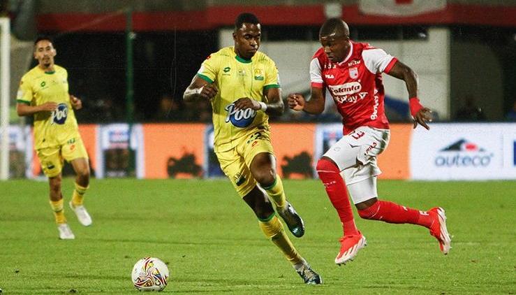 Francisco Chaverra, de Santa Fe, disputa la pelota con Fabry Castro. 
