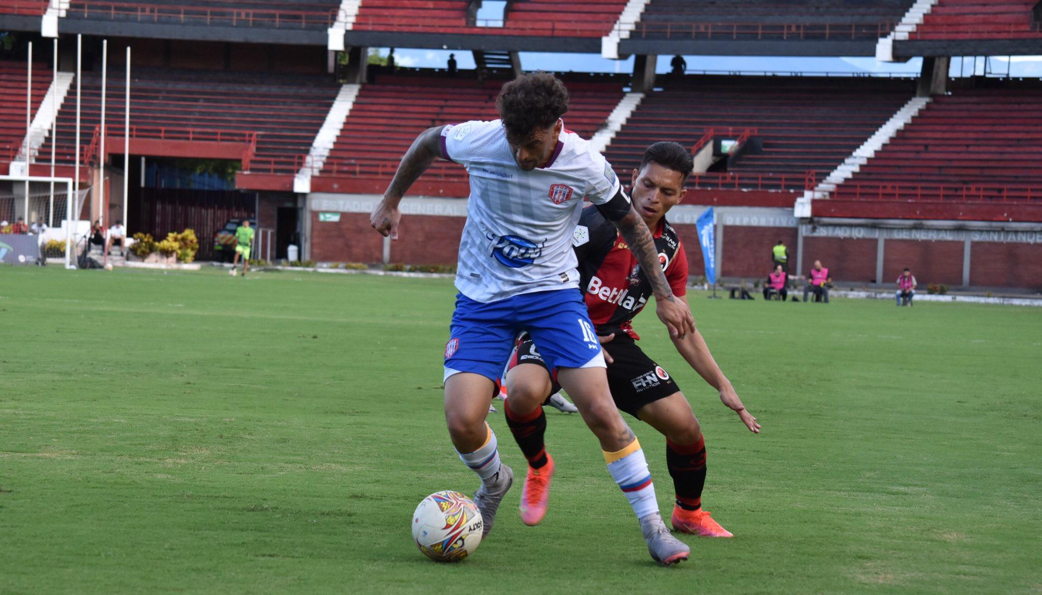 El uruguayo Cristian Sención, del Unión Magdalena, intenta librarse de la marca de un contrario.