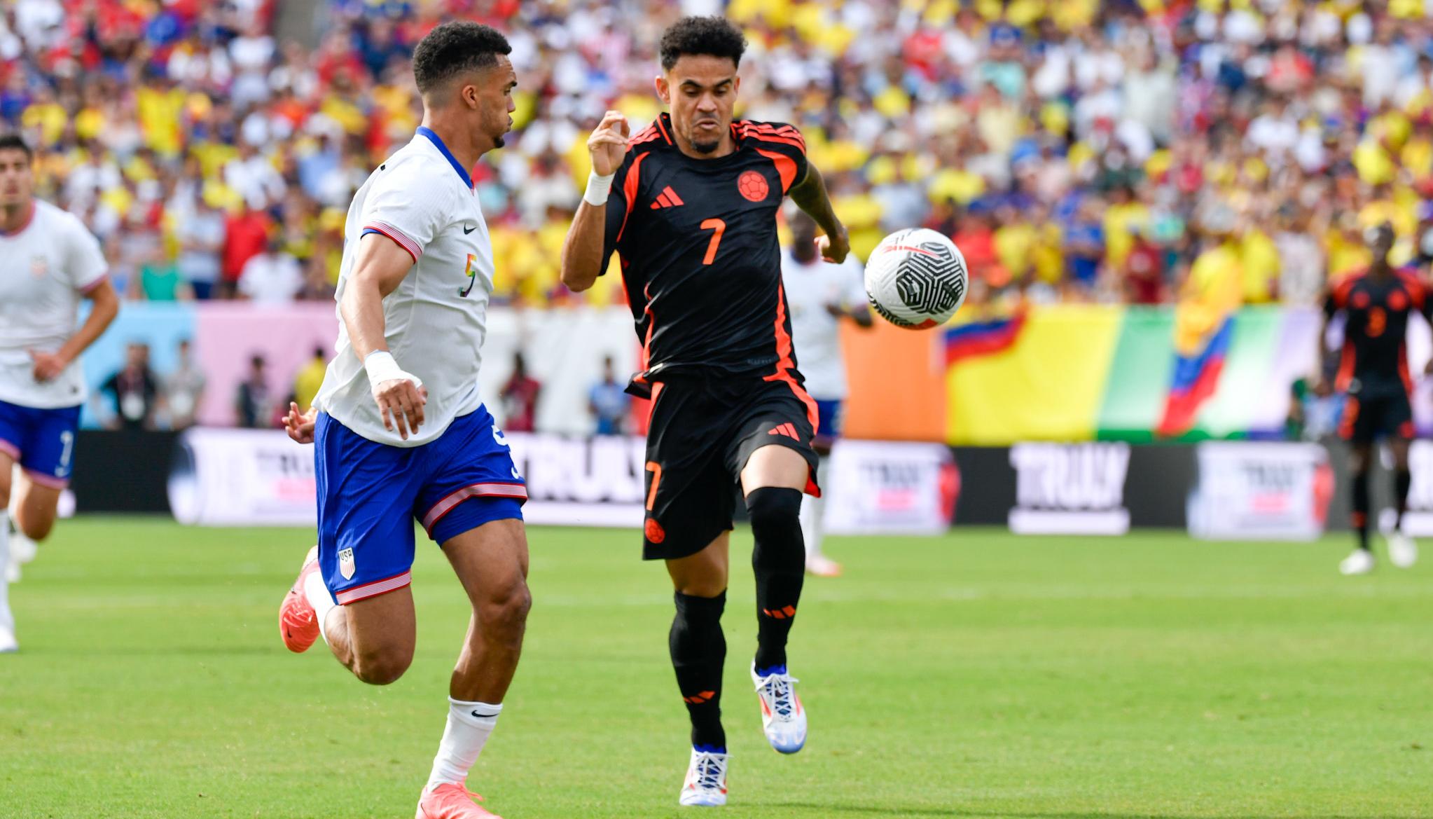 Luis Díaz avanza con la pelota con la marca de Antonee Robinson.