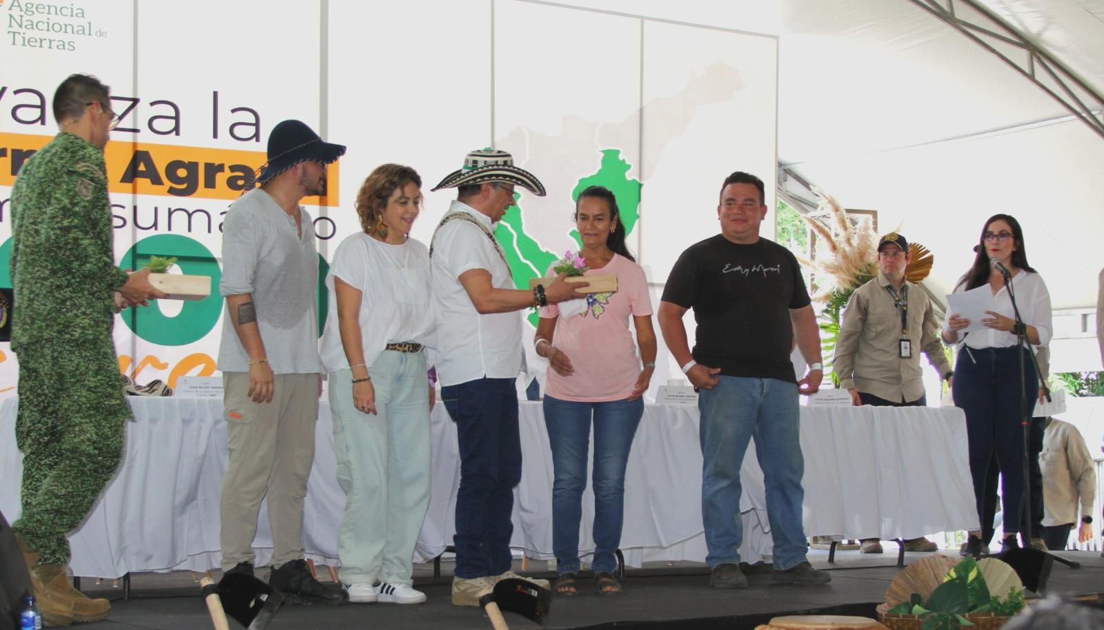 El Presidente Gustavo Petro en una entrega de predios de la ANT.
