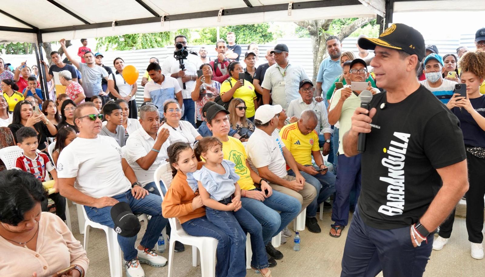 El alcalde Alex Char en el barrio La Pradera. 