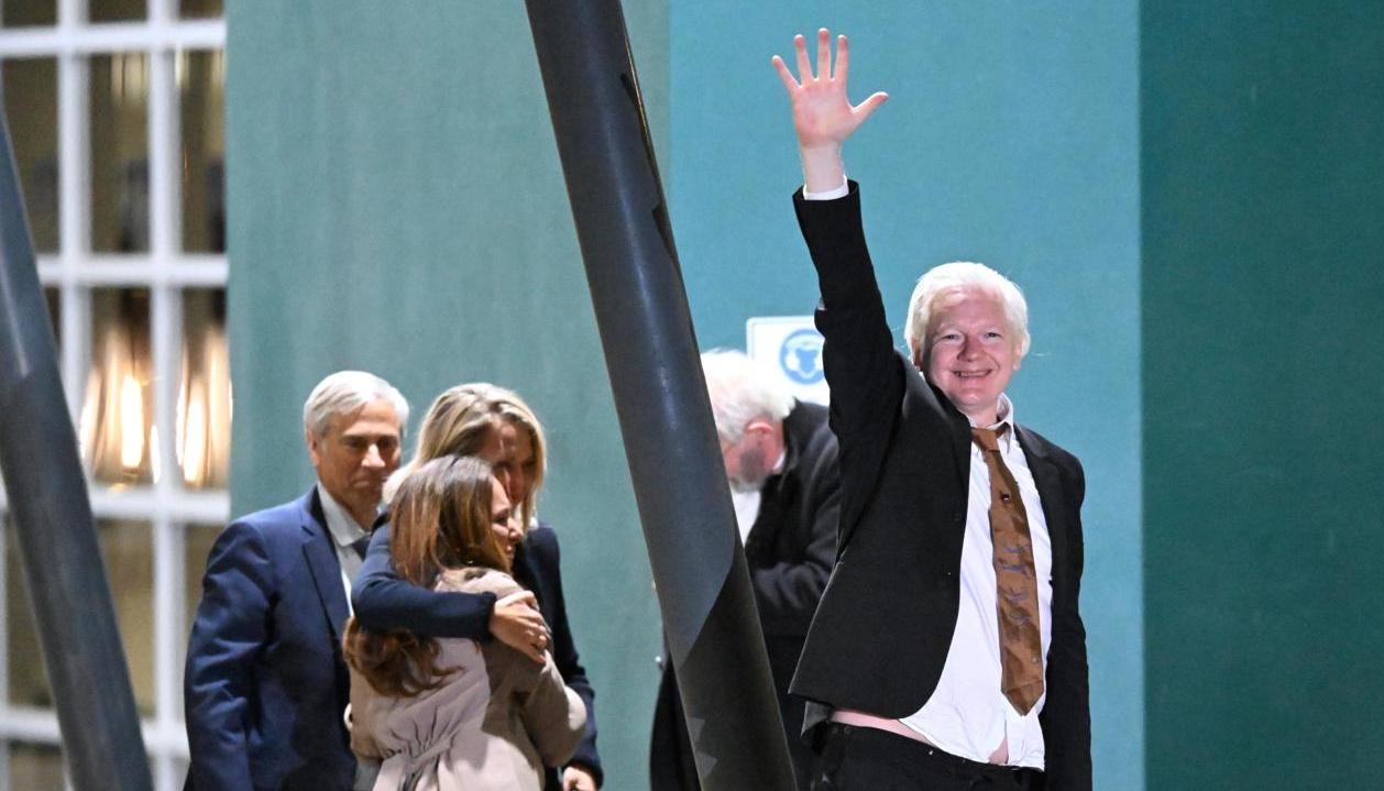 Julian Assange en su llegada a Australia.