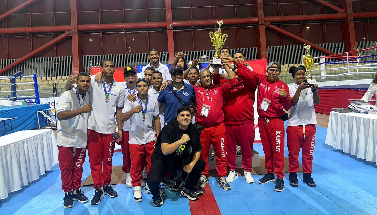 Delegación del Atlántico celebrando su título.